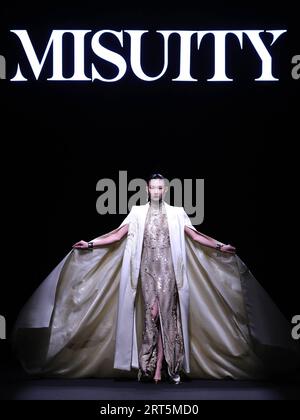 230907 -- BEIJING, 7 septembre 2023 -- Un mannequin présente une création de Misuity lors d'un défilé d'ouverture de la China Fashion week S/S 2024 à Beijing, capitale de la Chine, le 7 septembre 2023. La China Fashion week S/S 2024 débute jeudi à Pékin. CHINE-PÉKIN-OUVERTURE DE LA SEMAINE DE LA MODE CN CAIXYANG PUBLICATIONXNOTXINXCHN Banque D'Images