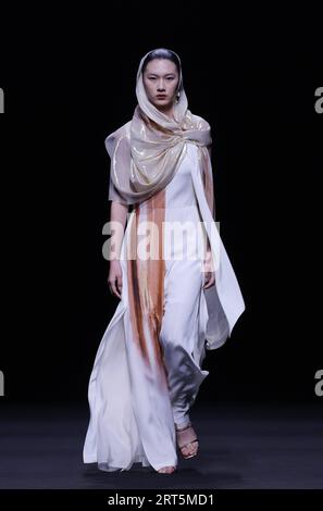 230907 -- BEIJING, 7 septembre 2023 -- Un mannequin présente une création de Misuity lors d'un défilé d'ouverture de la China Fashion week S/S 2024 à Beijing, capitale de la Chine, le 7 septembre 2023. La China Fashion week S/S 2024 débute jeudi à Pékin. CHINE-PÉKIN-OUVERTURE DE LA SEMAINE DE LA MODE CN CAIXYANG PUBLICATIONXNOTXINXCHN Banque D'Images