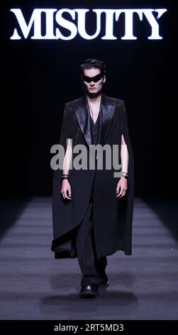 230907 -- BEIJING, 7 septembre 2023 -- Un mannequin présente une création de Misuity lors d'un défilé d'ouverture de la China Fashion week S/S 2024 à Beijing, capitale de la Chine, le 7 septembre 2023. La China Fashion week S/S 2024 débute jeudi à Pékin. CHINE-PÉKIN-OUVERTURE DE LA SEMAINE DE LA MODE CN CAIXYANG PUBLICATIONXNOTXINXCHN Banque D'Images
