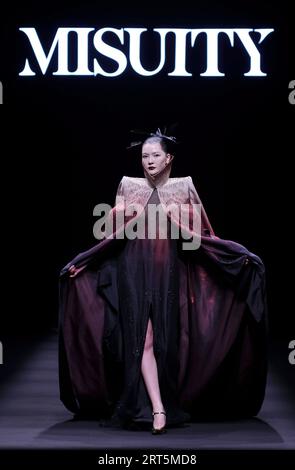 230907 -- BEIJING, 7 septembre 2023 -- Un mannequin présente une création de Misuity lors d'un défilé d'ouverture de la China Fashion week S/S 2024 à Beijing, capitale de la Chine, le 7 septembre 2023. La China Fashion week S/S 2024 débute jeudi à Pékin. CHINE-PÉKIN-OUVERTURE DE LA SEMAINE DE LA MODE CN CAIXYANG PUBLICATIONXNOTXINXCHN Banque D'Images