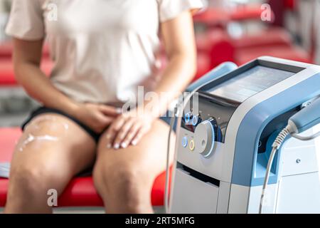 Le médecin physiothérapeute utilise des équipements médicaux pour un traitement efficace de la douleur. Banque D'Images