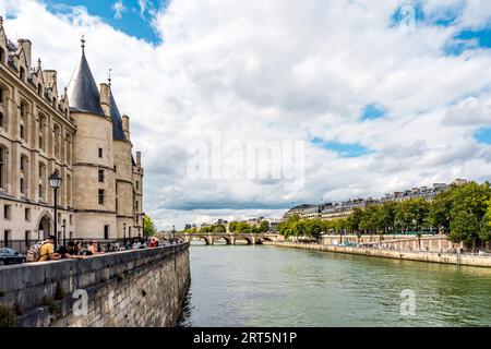 Vue sur la Seine depuis Pont au change, avec la conciergerie sur la gauche, centre ville de Paris, France Banque D'Images