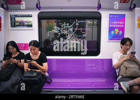 230908 -- HANGZHOU, 8 septembre 2023 -- les gens montent dans un train de métro orné des éléments des 19es Jeux asiatiques à Hangzhou, capitale de la province du Zhejiang de l est de la Chine, le 5 septembre 2023. Les trains de métro, ornés de l'emblème et du slogan des 19e Jeux asiatiques, ont été mis en service sur la ligne 19 du métro de Hangzhou le 16 mai 2023. La ligne 19 du métro de Hangzhou relie trois principaux centres de transport de la ville : l'aéroport international de Xiaoshan, la gare de Hangzhou est et la gare de Hangzhou Ouest. Il offre un voyage sur le thème des Jeux asiatiques pour les résidents de Hangzhou et les visiteurs internationaux. SPCHINA Banque D'Images