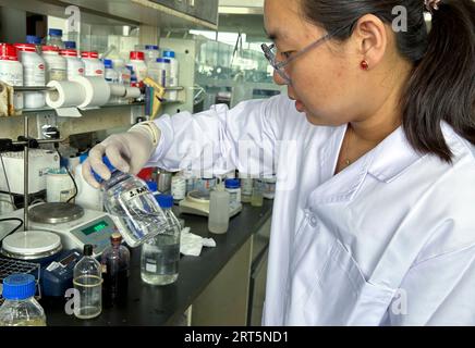 230908 -- BEIJING, 8 septembre 2023 -- cette photo prise avec un téléphone portable montre Cui Duo, chercheur à , faisant des expériences sur les méthanogènes dans un laboratoire à Beijing, capitale de la Chine, le 31 août 2023. POUR ALLER à travers la Chine : scientifiques chinois pour mener une expérience spatiale exo-écosystème sur la station spatiale Tiangong / document via Xinhua CHINA-BEIJING-EXPERIMENT-TIANGONG STATION SPATIALE CN TsinghuaxUniversity PUBLICATIONxNOTxINxCHN Banque D'Images