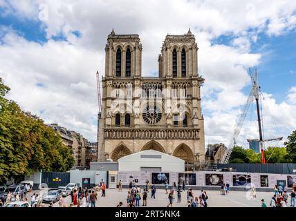 La façade de la cathédrale notre-Dame, en reconstruction, avec des grues en arrière-plan après l'incendie de 2019, Paris France Banque D'Images