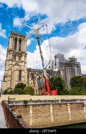 Cathédrale notre-Dame, en reconstruction, avec grues en arrière-plan après l'incendie de 2019, Paris France Banque D'Images