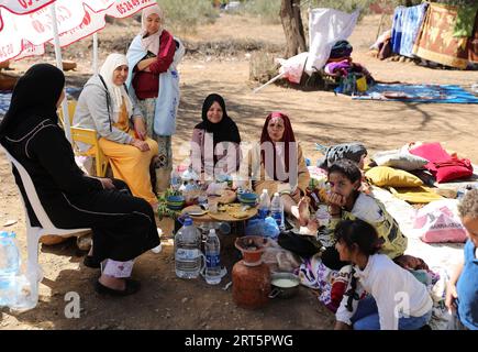 230910 -- MARRAKECH, le 10 septembre 2023 -- des résidents se réfugient dans un espace ouvert près de l'épicentre du village d'Amizmiz au Maroc, le 10 septembre 2023. Un tremblement de terre de magnitude 6,8 a frappé le Maroc vendredi. L’épicentre du tremblement de terre se trouvait près de la ville d’Ighil, dans la province d’Al Haouz, à environ 70 km au sud-ouest de Marrakech. Le séisme a coûté la vie à 2 012 personnes et en a blessé 2 059, dont 1 404 dans un état grave, selon la dernière mise à jour du ministère de l intérieur du pays samedi. MAROC-TREMBLEMENT DE TERRE-ÉPICENTRE-ABRI WangxDongzhen PUBLICATIONxNOTxINxCHN Banque D'Images