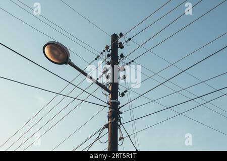 Lampadaire avec poteau électrique et fils électriques, vue à faible angle Banque D'Images