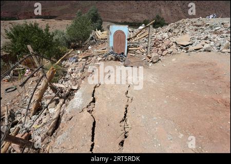 Al Haouz, Maroc. 10 septembre 2023. Une photo de maison damnée par le tremblement de terre dans la ville de Talat n'Yaqoub au sud de Marrakech, après le puissant tremblement de terre qui a frappé le Maroc vendredi dernier. Al Haouz, Maroc, le 10 septembre 2023. Photo de Youssef Boudlal/ABACAPRESS.COM crédit : Abaca Press/Alamy Live News Banque D'Images