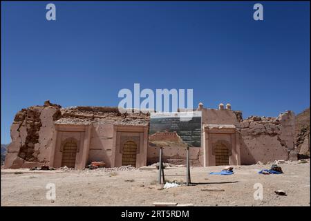 Al Haouz, Maroc. 10 septembre 2023. L'une des mosquées historiques a été perturbée par le tremblement de terre dans la ville de Talat n'Yaqoub au sud de Marrakech, après le puissant tremblement de terre qui a frappé le Maroc tard vendredi. Al Haouz, Maroc, le 10 septembre 2023. Photo de Youssef Boudlal/ABACAPRESS.COM crédit : Abaca Press/Alamy Live News Banque D'Images