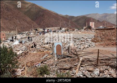 Al Haouz, Maroc. 10 septembre 2023. La maison a été endommagée par le tremblement de terre dans la ville de Talat n'Yaqoub au sud de Marrakech, après le puissant tremblement de terre qui a frappé le Maroc fin vendredi. Al Haouz, Maroc, le 10 septembre 2023. Photo de Youssef Boudlal/ABACAPRESS.COM crédit : Abaca Press/Alamy Live News Banque D'Images