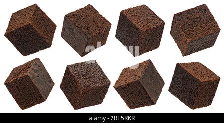 Cubes de brownie chocolat isolés sur fond blanc, pleine profondeur de champ Banque D'Images