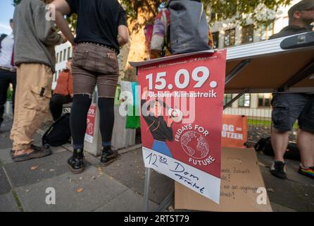 Trèves, Allemagne. 11 septembre 2023. Des militants pour le climat se sont rassemblés devant le tribunal de district de Trèves. Le procès contre neuf militants pour le climat s’ouvrira aujourd’hui. Ils auraient causé un embouteillage lors d'une action en juin 2021 et entravé une ambulance en action. Crédit : Harald Tittel/dpa/Alamy Live News Banque D'Images