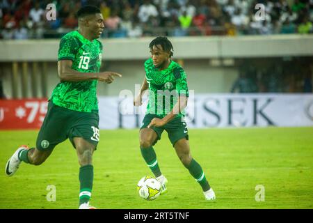 UYO, NIGERIA - 10 SEPTEMBRE : Samuel Chukwueze et Taiwo Awoniyi, du Nigeria, lors du match de qualification de la coupe d'Afrique des Nations (AFCON) 2023 entre les deux Banque D'Images