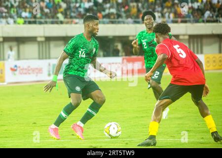 UYO, NIGERIA - SEPTEMBRE 10 : Kelechi Iheanacho du Nigeria et Ricardo Vaz Afonso Fernandes de Sao Tome lors de la coupe d'Afrique des Nations 2023 Banque D'Images