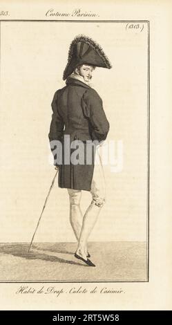 Dandy français en bicorne, manteau en laine avec queues, culottes en cachemire, tenant une canne. Habit de drap, culotte de casimir. Gravure sur cuivre coloriée à la main d’après une assiette mode de Louis Marie Lante du Journal des Dames et des modes de Pierre de la Mesangere, Magazine des femmes et de la mode, Paris, 1813. Banque D'Images