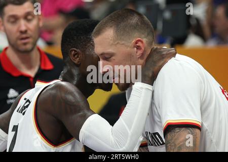 Pasay, Indonésie. 10 septembre 2023. Basket-ball, coupe du monde, Serbie - Allemagne, Ko, finale. Dennis Schröder (l) et Daniel Theis parlent. Crédit : Matthias Stickel/dpa/Alamy Live News Banque D'Images