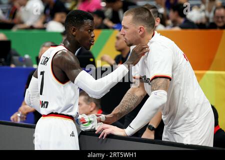 Pasay, Indonésie. 10 septembre 2023. Basket-ball, coupe du monde, Serbie - Allemagne, Ko, finale. Dennis Schröder (l) et Daniel Theis parlent. Crédit : Matthias Stickel/dpa/Alamy Live News Banque D'Images