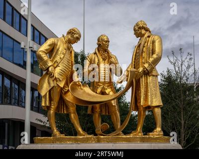 Les Golden Boys, une statue en bronze doré représentant Matthew Boulton, James Watt et William Murdoch, Birmingham, Royaume-Uni Banque D'Images