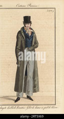 Gentleman français en manteau long doublé de soie tressée (Levantine), gilet en poils de chèvre, pantalon gris. Redingote doublée de Levantine, Gilet de dessus en poil de Chèvre. Gravure sur cuivre colorée à la main d’après Louis Marie Lante du Journal des Dames et des modes de Pierre de la Mesangère, Magazine des femmes et de la mode, Paris, 1818. Banque D'Images