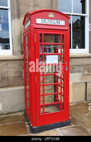 Ancienne cabine téléphonique rouge transformée en Museum, Skipton Banque D'Images