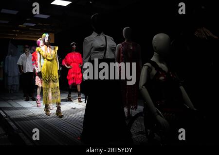 Robes sur mannequins lors d'un photocall pour REBEL : 30 ans de l'exposition de mode de Londres au Design Museum dans le centre de Londres, avant la London Fashion week 2023. Date de parution : lundi 11 septembre 2023. Banque D'Images