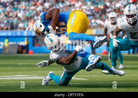 Los Angeles, États-Unis. 10 septembre 2023. Le récepteur Wide des Chargers de Los Angeles Mike Williams (EN HAUT) est abattu par le cornerback des Dolphins de Miami Kader Kohou (EN BAS) lors d'un match de football de la NFL. Miami Dolphins 36:34 Los Angeles chargeurs (photo de Ringo Chiu/SOPA Images/Sipa USA) crédit : SIPA USA/Alamy Live News Banque D'Images