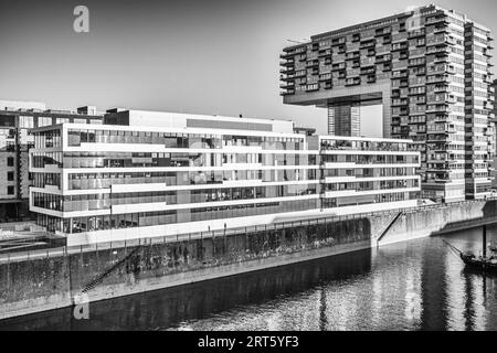 Photo noir et blanc de la maison de grue au Rhin à Cologne Allemagne Banque D'Images