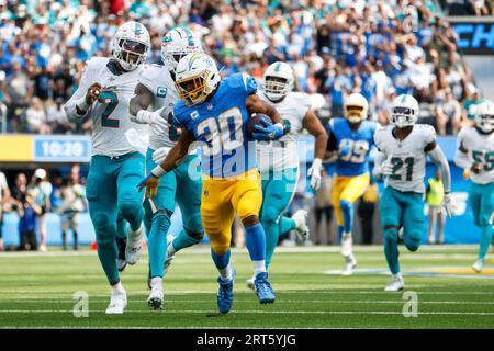 Los Angeles, États-Unis. 10 septembre 2023. Los Angeles Chargers Running back Austin Ekeler (AVANT) dirige le ballon en luttant contre la pression des Dolphins de Miami lors d'un match de football de la NFL. Miami Dolphins 36:34 Los Angeles chargeurs (photo de Ringo Chiu/SOPA Images/Sipa USA) crédit : SIPA USA/Alamy Live News Banque D'Images