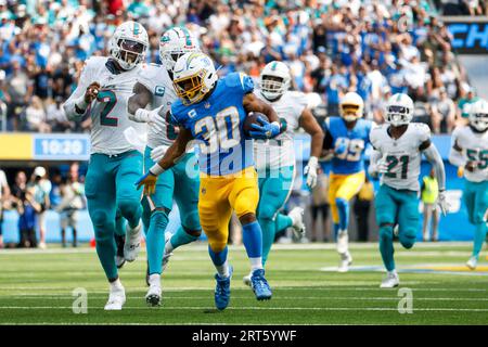 Los Angeles, États-Unis. 10 septembre 2023. Los Angeles Chargers Running back Austin Ekeler (AVANT) dirige le ballon en luttant contre la pression des Dolphins de Miami lors d'un match de football de la NFL. Miami Dolphins 36:34 Los Angeles Chargers crédit : SOPA Images Limited/Alamy Live News Banque D'Images