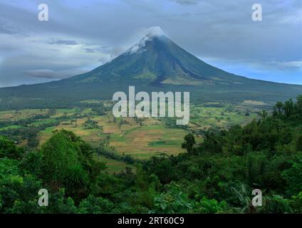 Volcan Mayon près de la ville de Legazpi. Banque D'Images