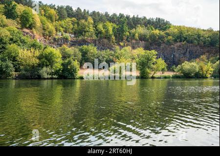 Traduction : 'ne litière pas!' Rive rocheuse de la rivière qui est couverte d'arbres verts et jaunes luxuriants de fin d'été ou d'automne. Paysage pittoresque et magnifique Banque D'Images