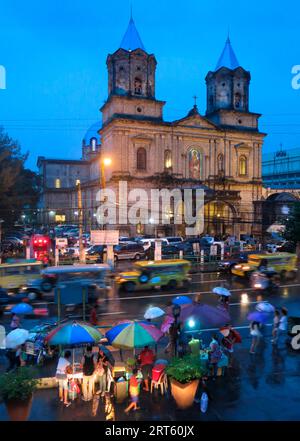 Vue nocturne de l'église paroissiale Holy Rosary, Angeles City, Pampanga, Philippines Banque D'Images