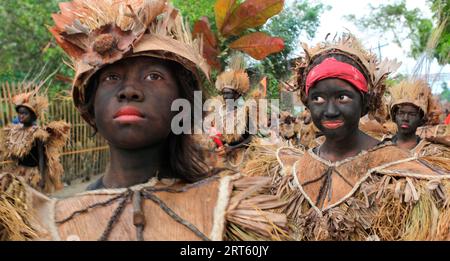 Défilé au festival ATI Atihan, Ibajay. Banque D'Images