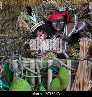 Petite fille avec poupée comme symbole de Santo Nino figur au festival ATI Atihan, Ibajay. Banque D'Images