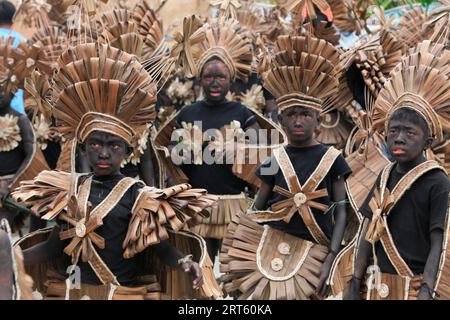 Défilé au festival ATI Atihan, Ibajay. Banque D'Images