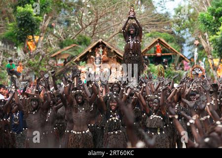 Femme tenant une figurine Santo Nino au festival ATI Atihan, Ibajay. Banque D'Images