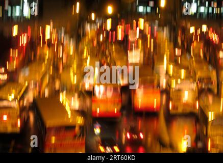 Circulation nocturne en mouvement sur Edsa à Manille. Banque D'Images