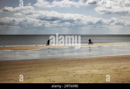 Deux cyclistes sur la plage à Hilton Head, Caroline du Sud. Banque D'Images