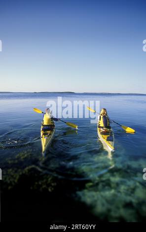 Deux femmes se sont lancées dans une aventure en kayak, à Muscongus Bay, Maine. Banque D'Images