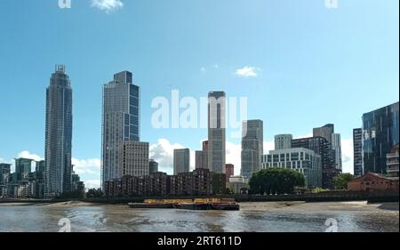 Les immeubles de grande hauteur à côté de la Tamise à Vauxhall, Londres, Royaume-Uni Banque D'Images