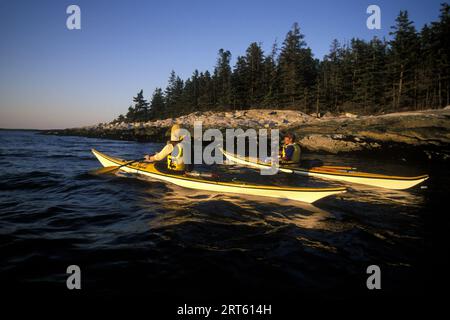 Deux femmes en kayak de mer, Muscongus Bay, Maine. Banque D'Images