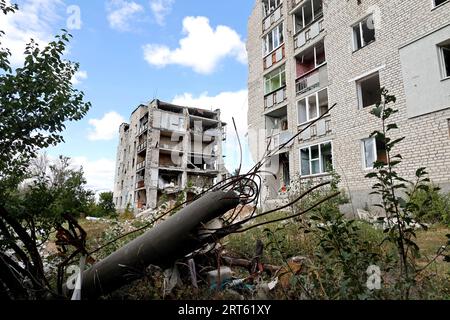 IZIUM, UKRAINE - le 10 SEPTEMBRE 2023 - un immeuble d'appartements détruit lors du bombardement des troupes russes est en ruines comme on l'a vu le premier anniversaire Banque D'Images