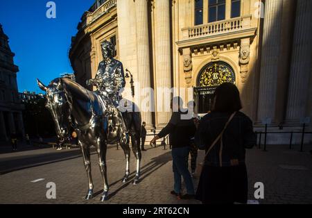 FRANCE. PARIS (75) 1ST ARRONDISSEMENT. BOURSE COMMERCIALE-FONDATION PINAULT. SCULPTURE DE L'ARTISTE AMÉRICAIN CHARLES RAY, INTITULÉ CHEVAL ET CAVALIER, DEVANT LE Banque D'Images