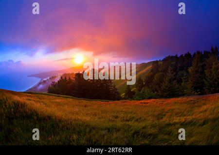 Coucher de soleil après une tempête estivale au-dessus du parc national du mont Tamalpais à Bolinas Ridge le long de la côte californienne. Banque D'Images
