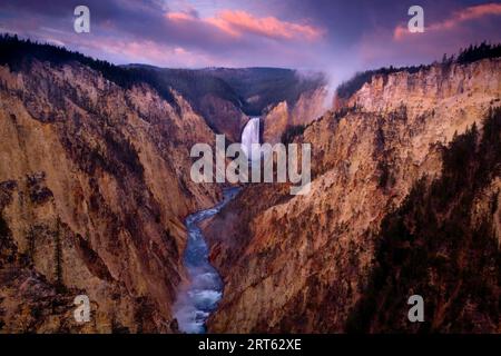 Le Grand Canyon du Yellowstone dans le parc national de Yellowstone capturé avec les chutes inférieures de Yellowstone et la rivière Yellowstone ; Wyoming, États-Unis. Banque D'Images