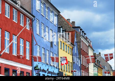 Façades colorées le long du canal Nyhavn à Copenhague, Danemark. Banque D'Images