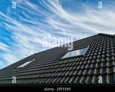 Fenêtre sur le toit ouverte en velours avec tuiles noires Banque D'Images