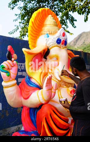 Pushkar, Inde. 10 septembre 2023. Les artisans préparent les idoles du dieu hindou Ganesha à tête d'éléphant pour le festival Ganesh Chaturthi à Pushkar, Rajasthan, Inde, le 11 septembre 2023. Le festival Ganesh Chaturthi, d’une durée de 10 jours, débutera le 19 septembre. Photo de ABACAPRESS.COM crédit : Abaca Press/Alamy Live News Banque D'Images