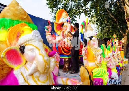 Pushkar, Inde. 10 septembre 2023. Les artisans préparent les idoles du dieu hindou Ganesha à tête d'éléphant pour le festival Ganesh Chaturthi à Pushkar, Rajasthan, Inde, le 11 septembre 2023. Le festival Ganesh Chaturthi, d’une durée de 10 jours, débutera le 19 septembre. Photo de ABACAPRESS.COM crédit : Abaca Press/Alamy Live News Banque D'Images